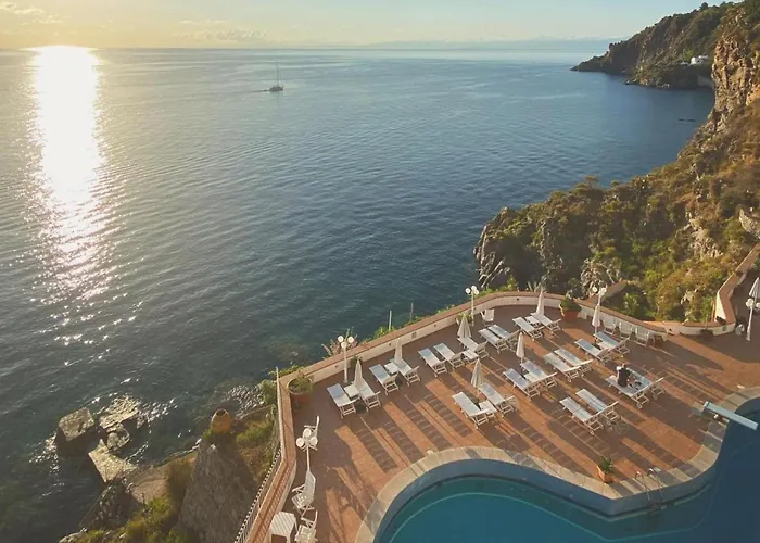 Hotel con piscina: Hotel Carasco